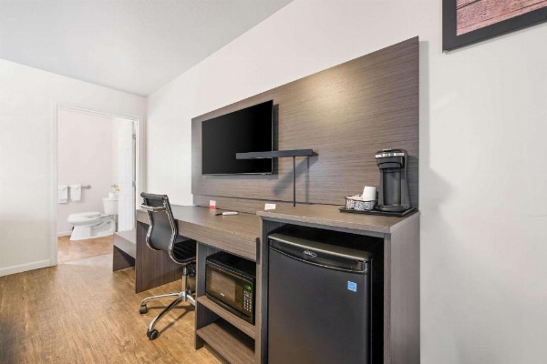 Econo Lodge Inn & Suites image 10