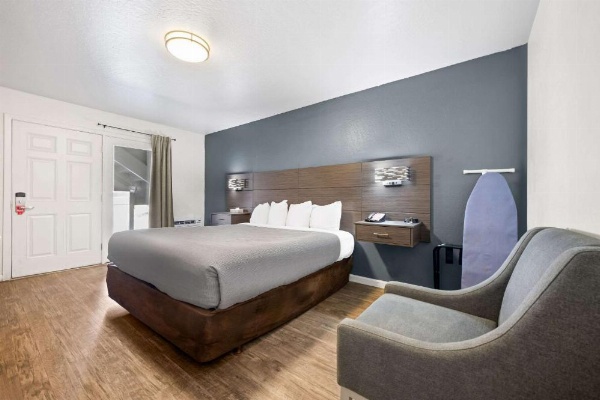 Econo Lodge Inn & Suites image 11