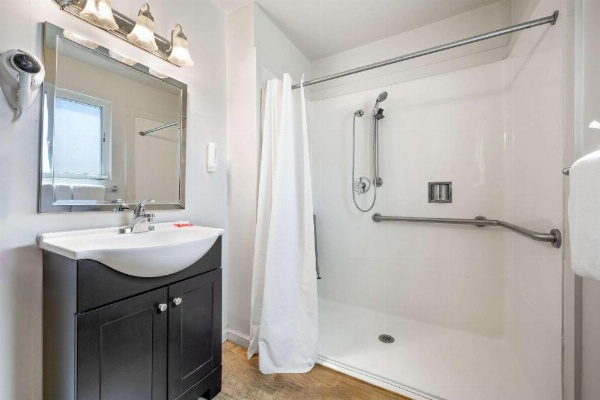 Econo Lodge Inn & Suites image 12