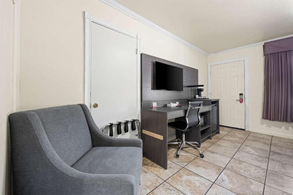 Econo Lodge Inn & Suites image 13