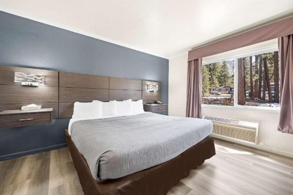 Econo Lodge Inn & Suites image 16