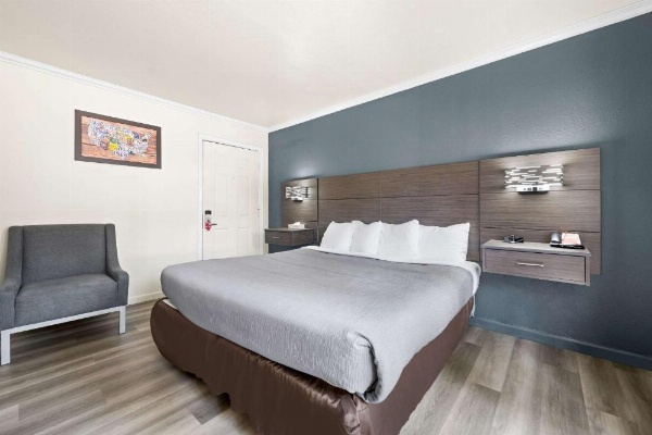 Econo Lodge Inn & Suites image 17