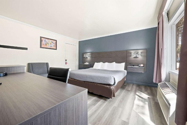 Econo Lodge Inn & Suites image 18