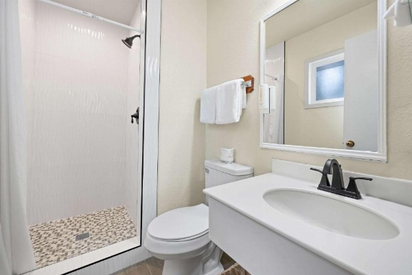 Econo Lodge Inn & Suites image 19