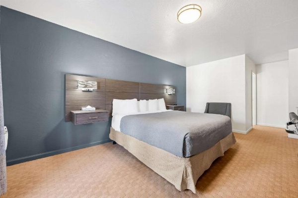 Econo Lodge Inn & Suites image 20