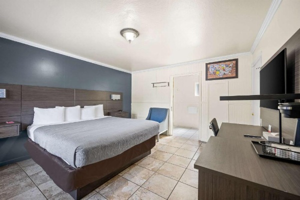 Econo Lodge Inn & Suites image 23