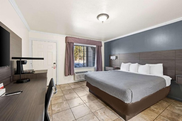 Econo Lodge Inn & Suites image 24