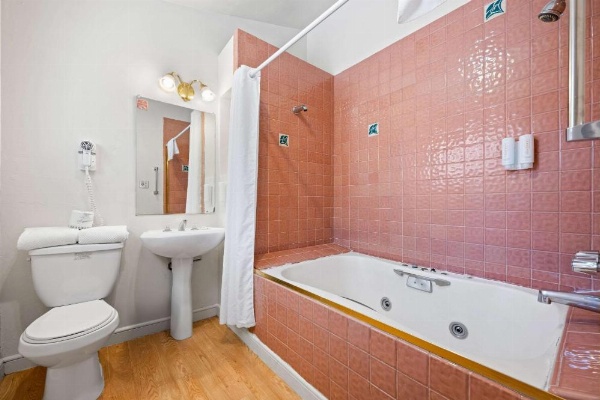 Econo Lodge Inn & Suites image 27