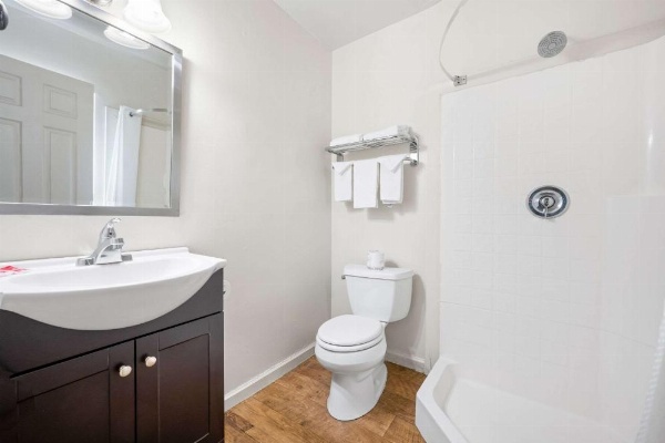 Econo Lodge Inn & Suites image 28