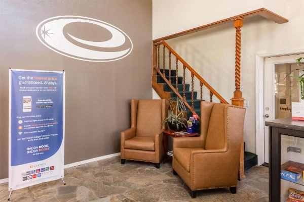 Econo Lodge Inn & Suites image 4