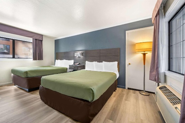 Econo Lodge Inn & Suites image 5