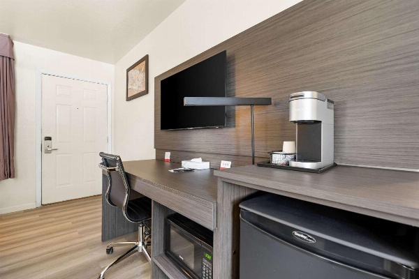 Econo Lodge Inn & Suites image 7