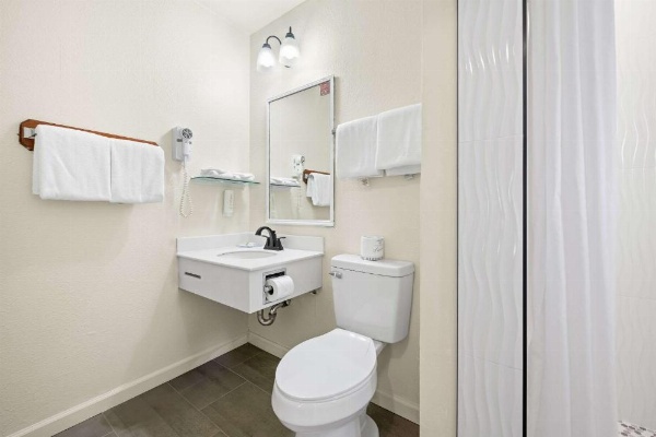 Econo Lodge Inn & Suites image 8