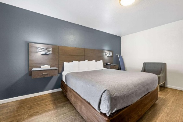 Econo Lodge Inn & Suites image 9